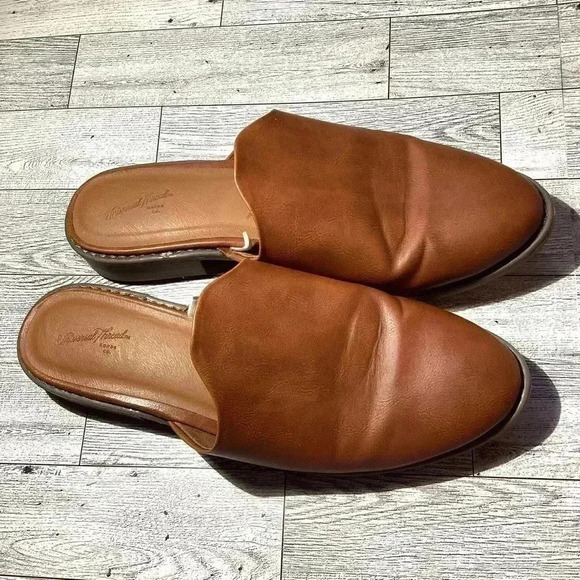 Universal Threads mules tan size 7.5 - Picture 3 of 7
